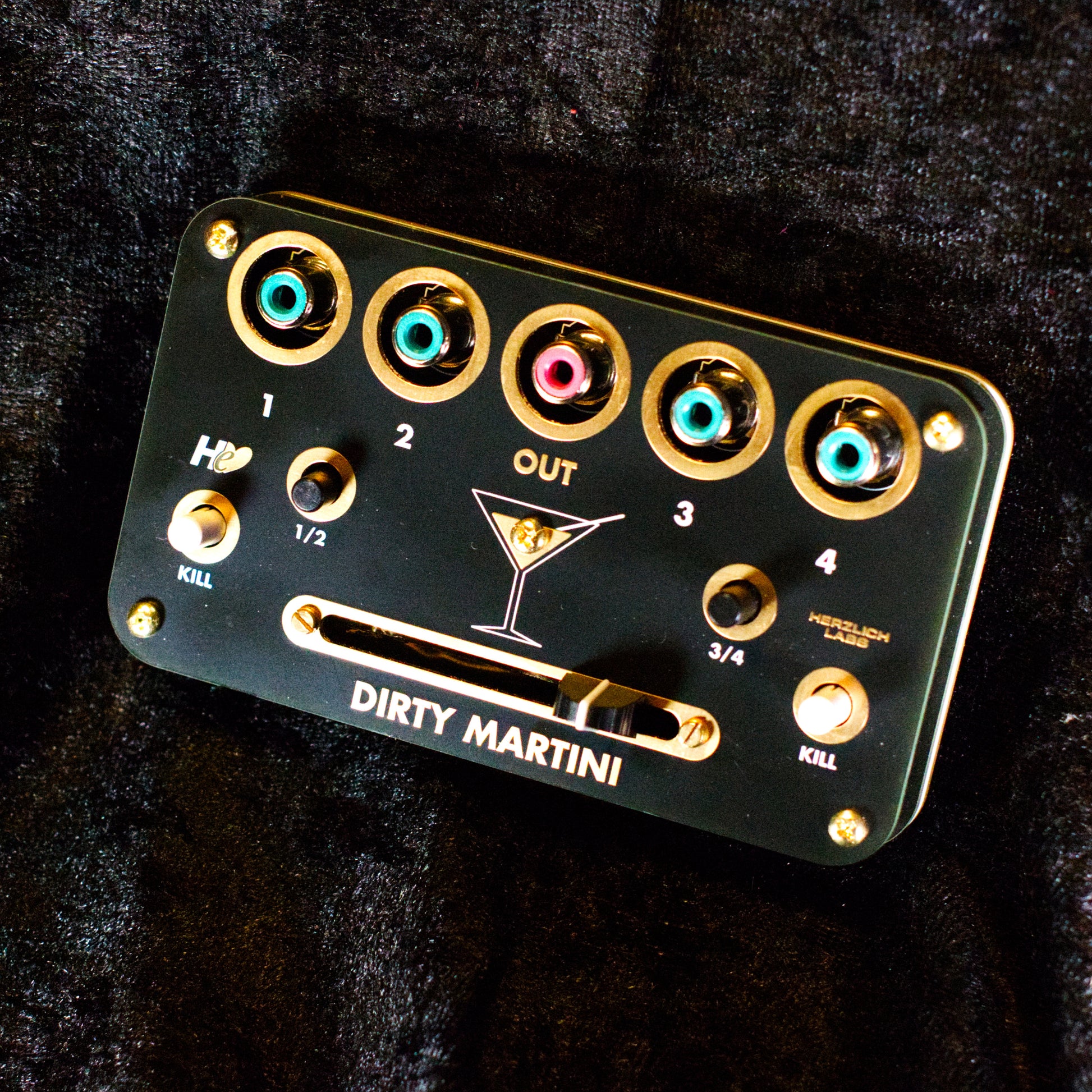 Video Dirty Mixer - Herzlich Labs Dirty Martini - passive glitch mixer for video with fader, 4-input selection and performance switches